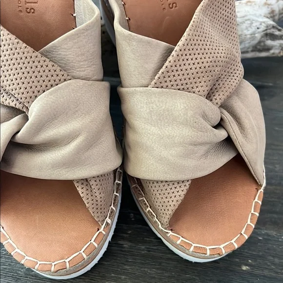 Gentle Souls Beige Knot Wedge Sandals never worn sz9 - Picture 5 of 6